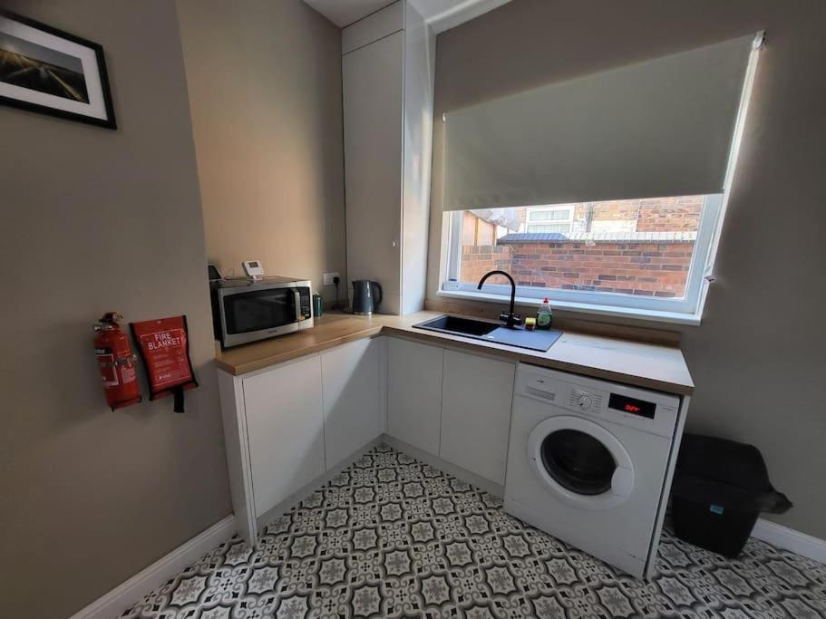 4 Bedroom House, 8 Min To City! Manchester Kültér fotó