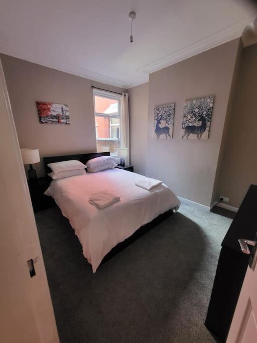 4 Bedroom House, 8 Min To City! Manchester Kültér fotó