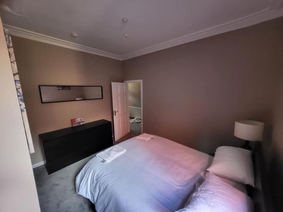 4 Bedroom House, 8 Min To City! Manchester Kültér fotó