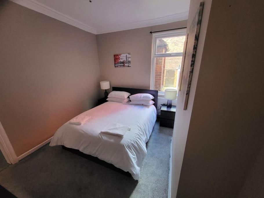 4 Bedroom House, 8 Min To City! Manchester Kültér fotó