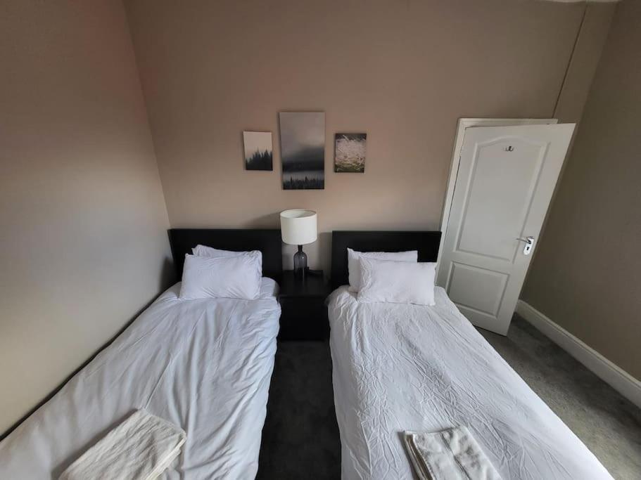 4 Bedroom House, 8 Min To City! Manchester Kültér fotó
