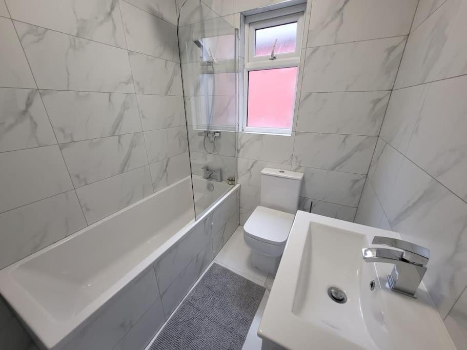4 Bedroom House, 8 Min To City! Manchester Kültér fotó