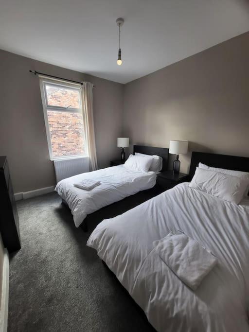 4 Bedroom House, 8 Min To City! Manchester Kültér fotó