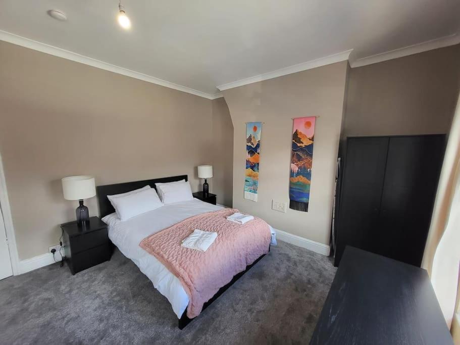 4 Bedroom House, 8 Min To City! Manchester Kültér fotó