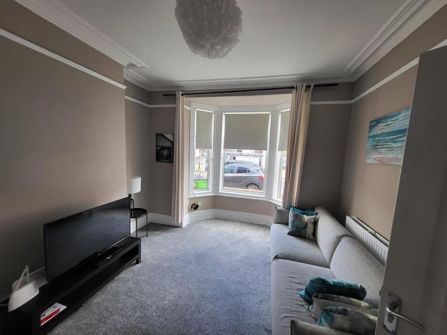 4 Bedroom House, 8 Min To City! Manchester Kültér fotó