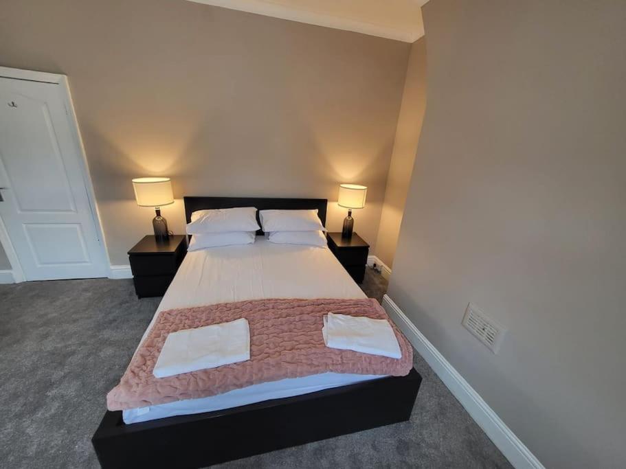 4 Bedroom House, 8 Min To City! Manchester Kültér fotó