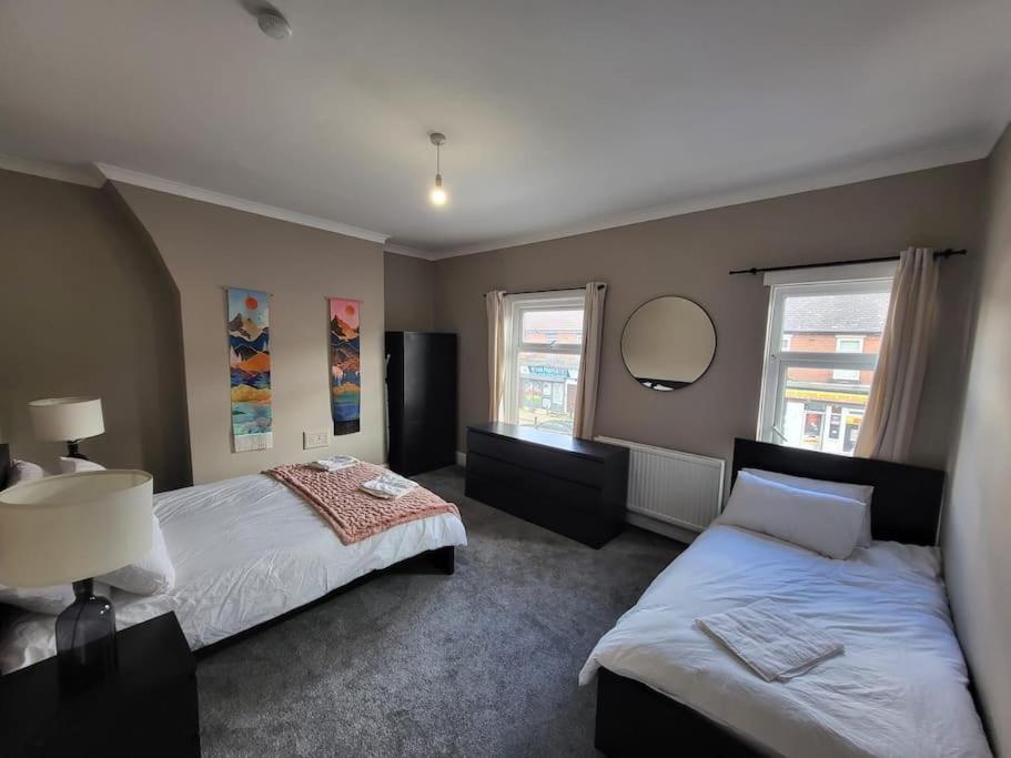4 Bedroom House, 8 Min To City! Manchester Kültér fotó