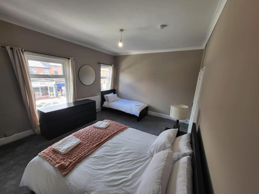 4 Bedroom House, 8 Min To City! Manchester Kültér fotó