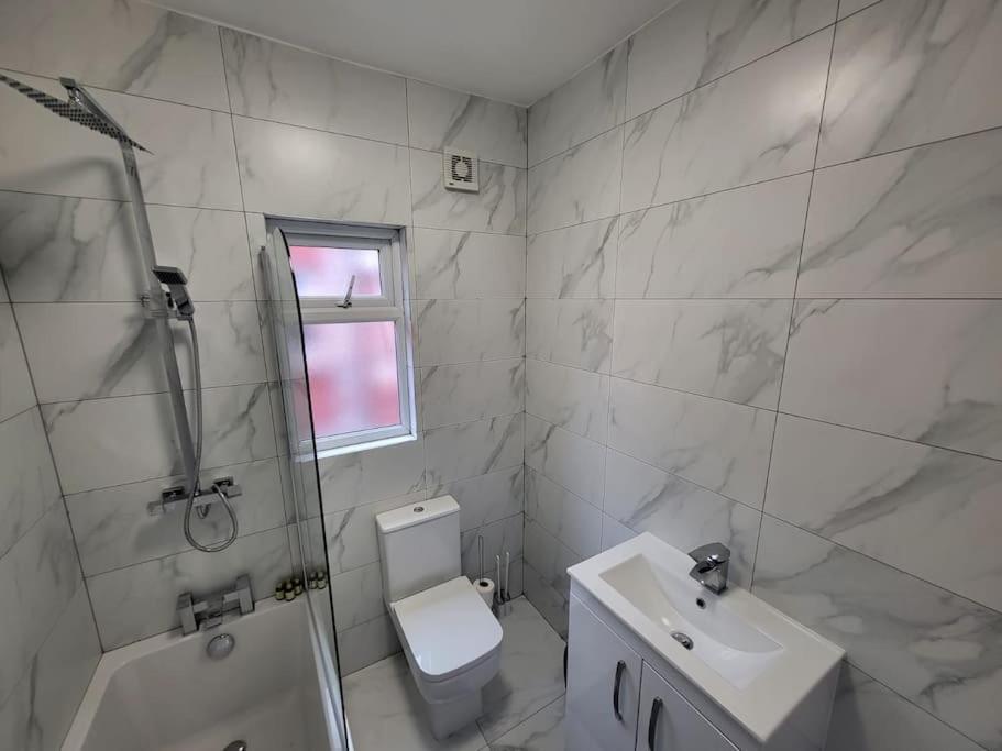 4 Bedroom House, 8 Min To City! Manchester Kültér fotó